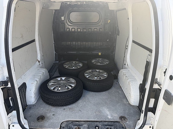 Nissan NV200 10 of 12