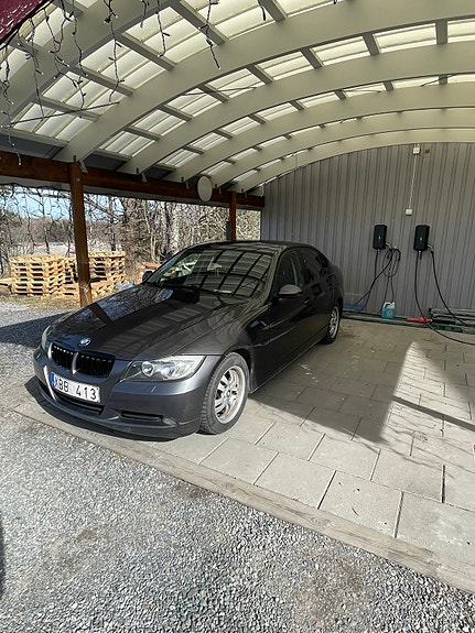 BMW 320i 3 of 10