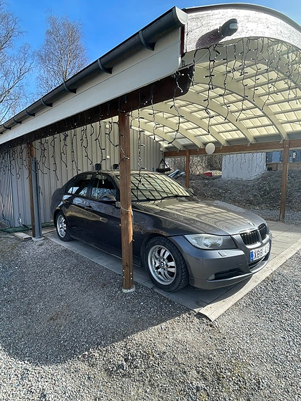 BMW 320i 2 of 10
