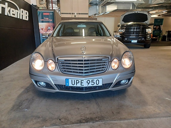 Mercedes-Benz E220 3 of 5