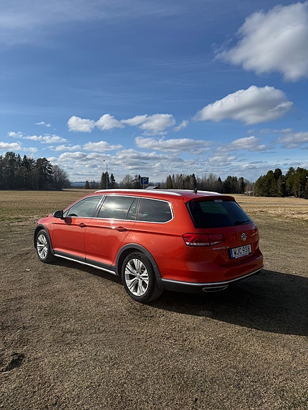 Volkswagen Passat Alltrack 3 of 5