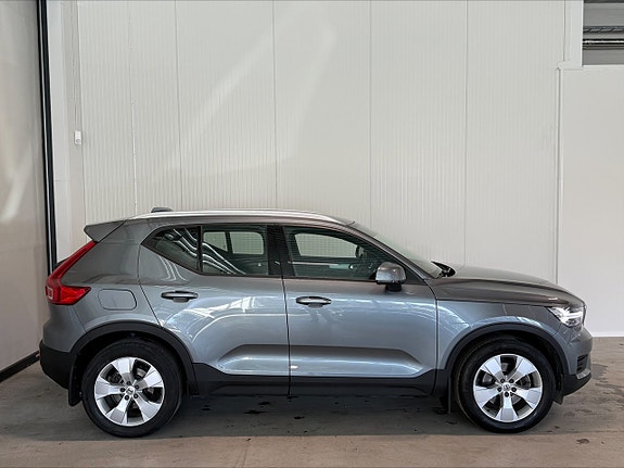 Volvo XC40 2 of 5