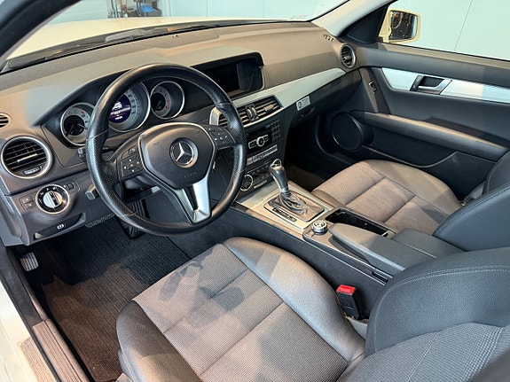 Mercedes-Benz C180 4 of 5