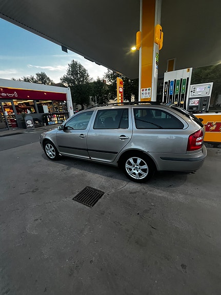 Skoda Octavia 2 of 5