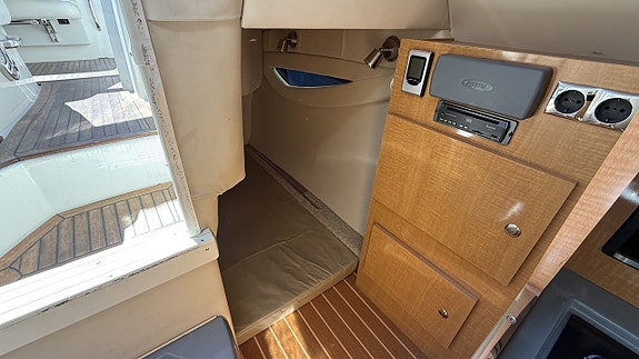 Larson 777 Cabrio / Mercruiser 5,0 MPI -11 13 of 16