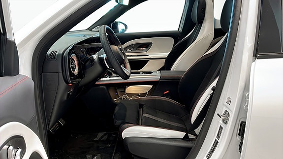 Mercedes-Benz GLB250+ 14 of 26