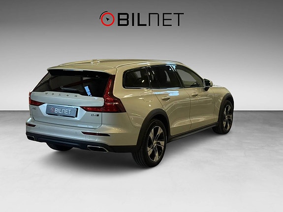 Volvo V60 Cross Country 2 of 5