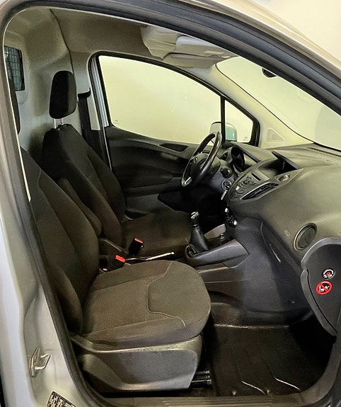 Ford Transit Courier 8 of 8