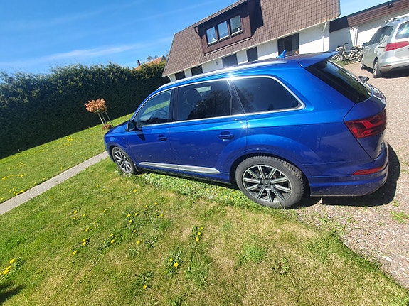 Audi Q7 2 of 5