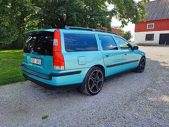Volvo V70 2 of 5