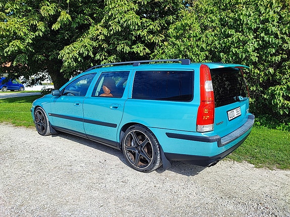 Volvo V70 3 of 5