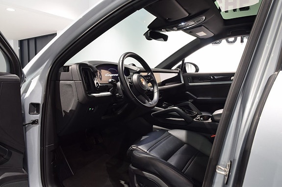 Porsche Cayenne 4 of 5