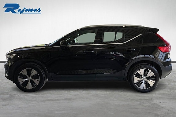 Volvo XC40 2 of 5