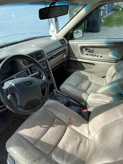 Volvo V70 3 of 7