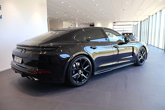 Porsche Panamera 4 4 of 5