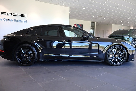 Porsche Panamera 4 3 of 5