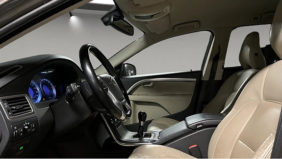 Volvo V70 3 of 5