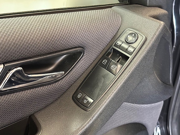 Mercedes-Benz B180 7 of 25