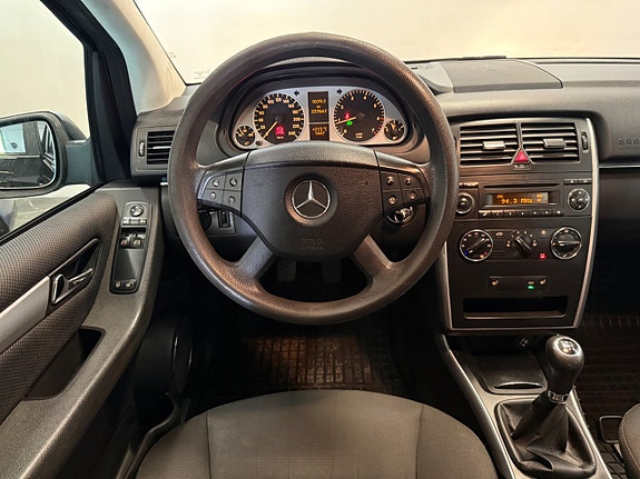 Mercedes-Benz B180 12 of 25