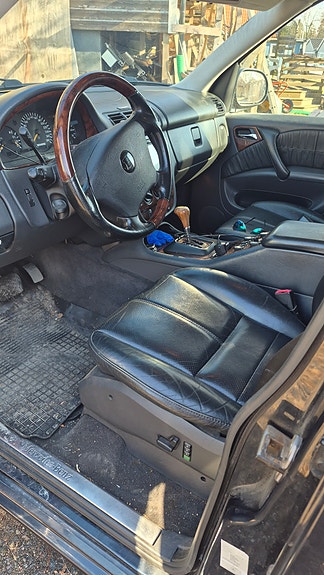 Mercedes-Benz ML430 2 of 3