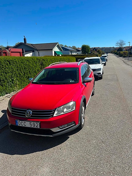 Volkswagen Passat Alltrack 2 of 3