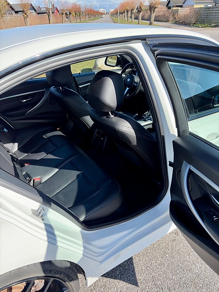 BMW 330e 12 of 14