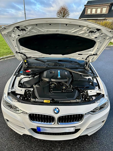BMW 330e 13 of 14
