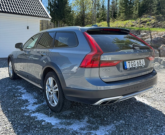 Volvo V90 Cross Country 3 of 5