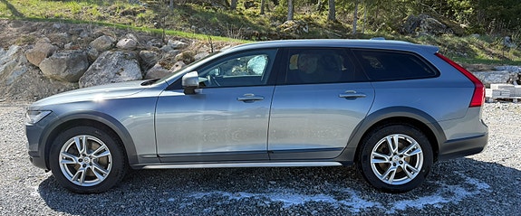 Volvo V90 Cross Country 2 of 5