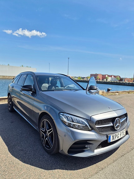 Mercedes-Benz C300 2 of 5