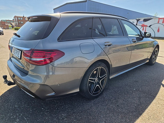 Mercedes-Benz C300 4 of 5