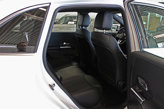 Mercedes-Benz B180 4 of 5
