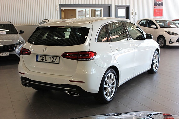 Mercedes-Benz B180 3 of 5