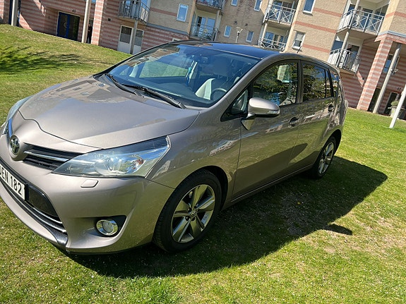Toyota Verso 2 of 5