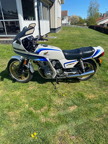 Honda CB 750 F2 2 of 4