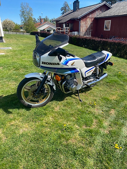 Honda CB 750 F2 3 of 4