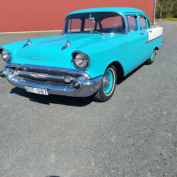 Chevrolet Sedan 4 of 5