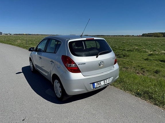 Hyundai i20 2 of 5