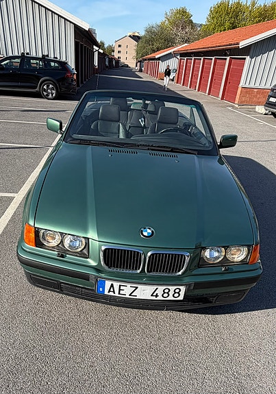 BMW 318i 2 of 5