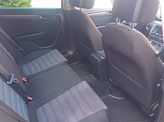 Volkswagen Passat 24 of 27
