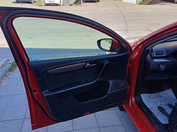 Volkswagen Passat 14 of 27