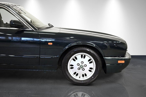 Jaguar XJ 9 of 15