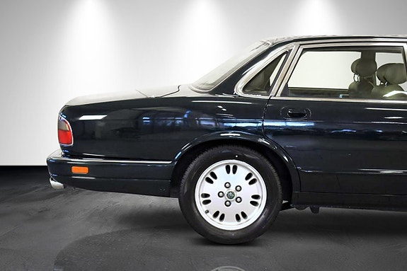 Jaguar XJ 8 of 15