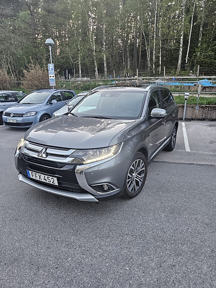 Mitsubishi Outlander 2 of 4