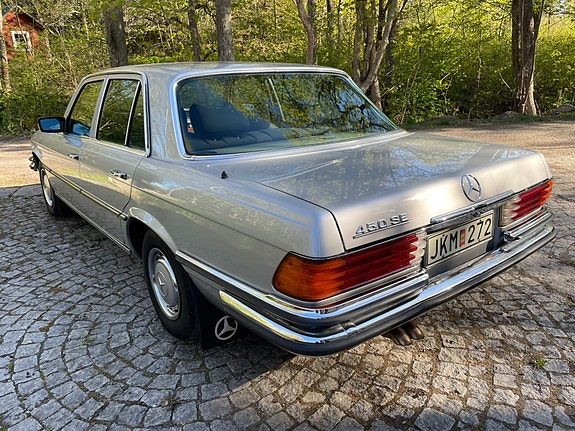 Mercedes-Benz 450 SE 2 of 5