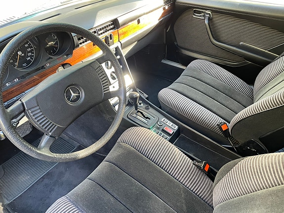 Mercedes-Benz 450 SE 3 of 5