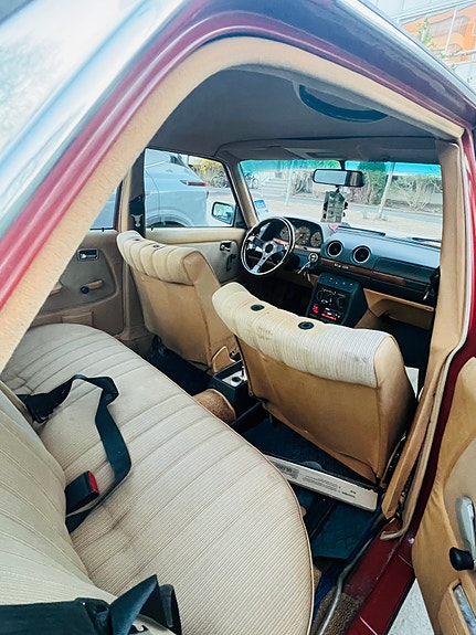 Mercedes-Benz 300 D 7 of 16