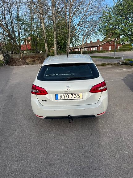 Peugeot 308 SW 2 of 4