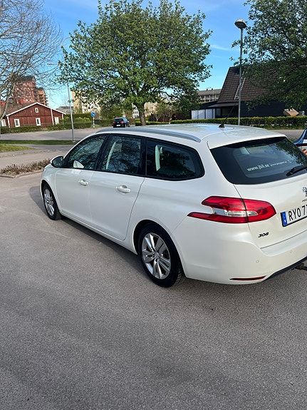 Peugeot 308 SW 3 of 4