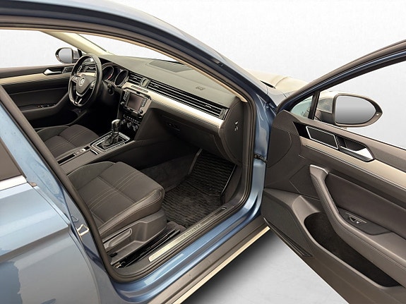 Volkswagen Passat Alltrack 13 of 28